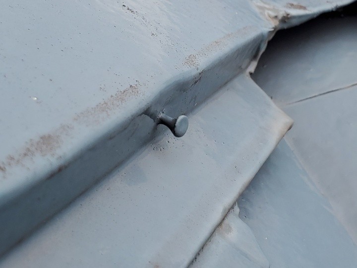 浮き上がった釘の状態