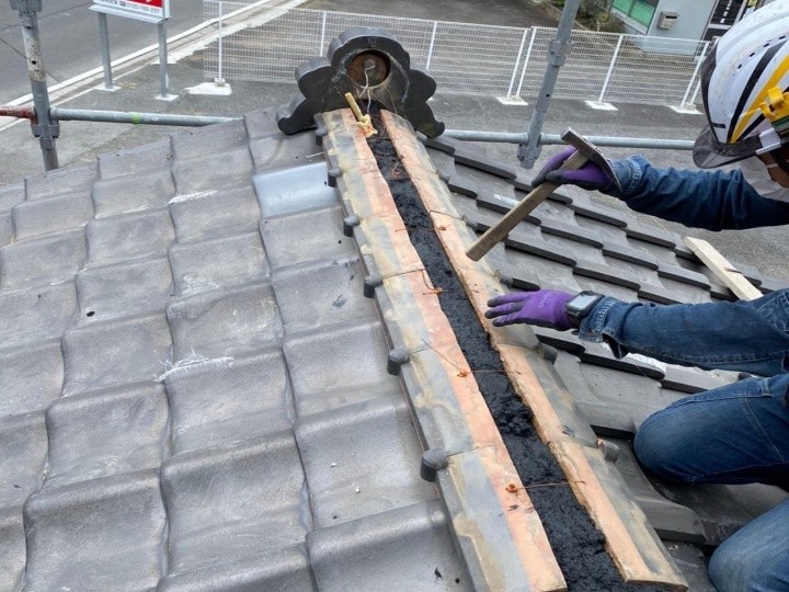 のし瓦の積み上げと銅線での固定