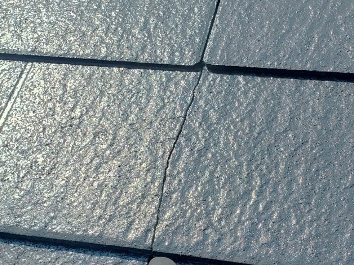 表面のひび割れと過去補修の痕跡