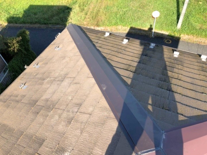 新しい棟板金の設置と形状調整