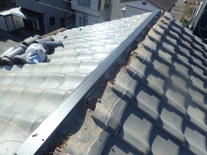 樹脂貫板の設置と漆喰成形