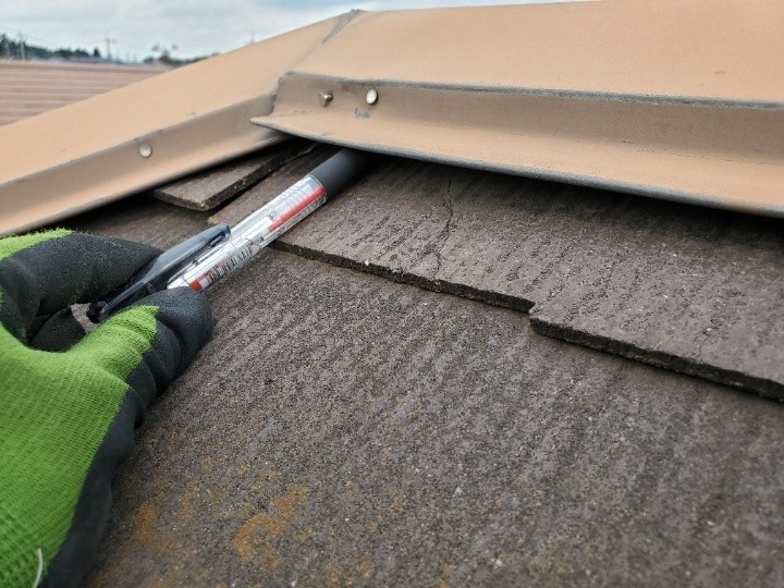 浮いたスレートと内部の隙間