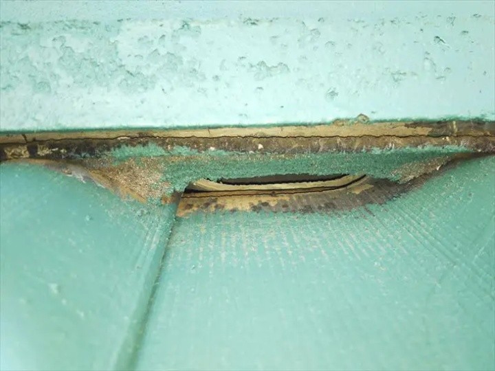 面戸部分の大きな穴と剥がれ