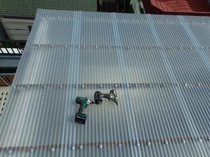 波板の固定作業と微調整