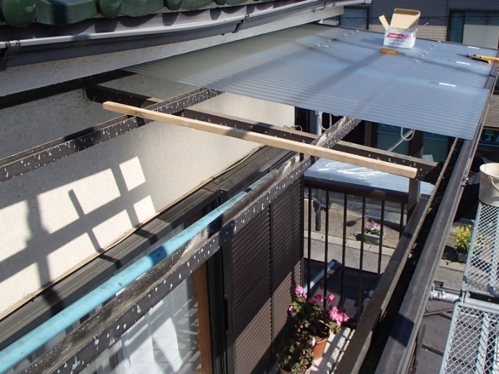 波板の仮置きと位置調整