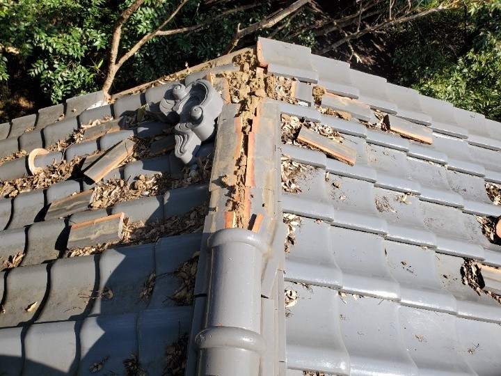 鬼瓦周辺の瓦の脱落と葺き土の露出