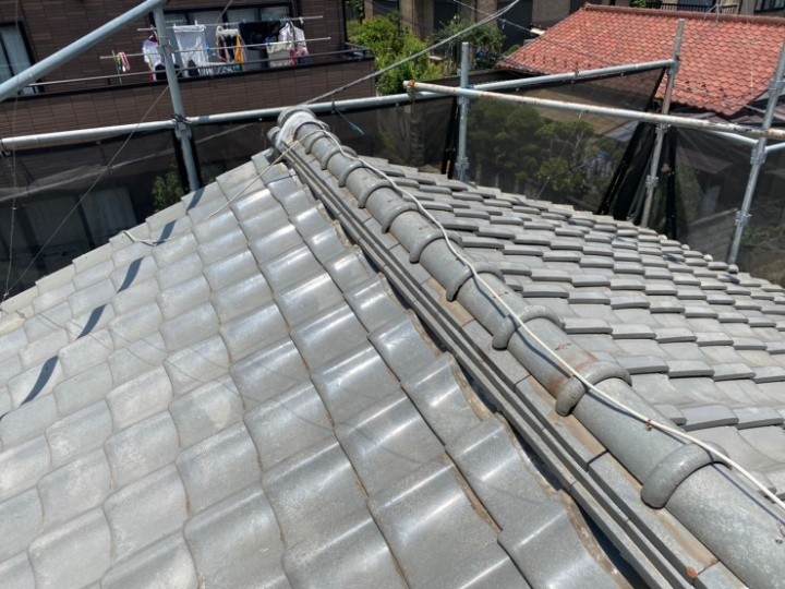 冠瓦の設置と棟の完成