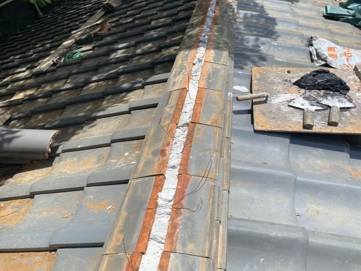 のし瓦の積み直しと銅線の仕込み