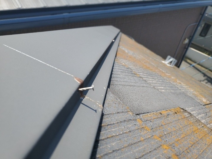 棟板金の釘浮き