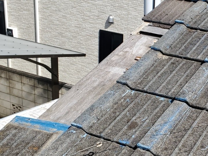 剥がれた袖瓦の痕跡を確認