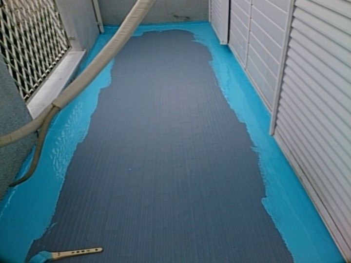 通気緩衝シートの敷き込み