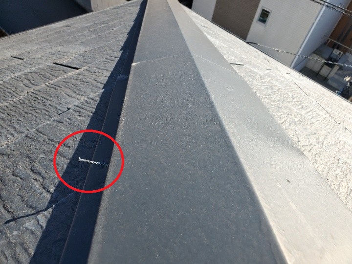 浮き上がった棟板金の釘