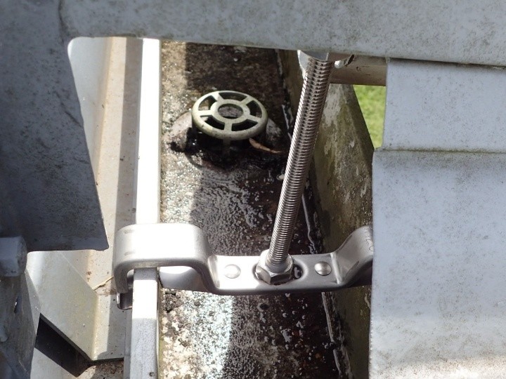 新しい金具の取り付け