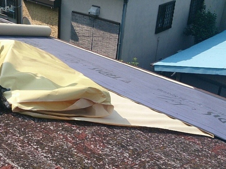 粘着式ルーフィングの敷設