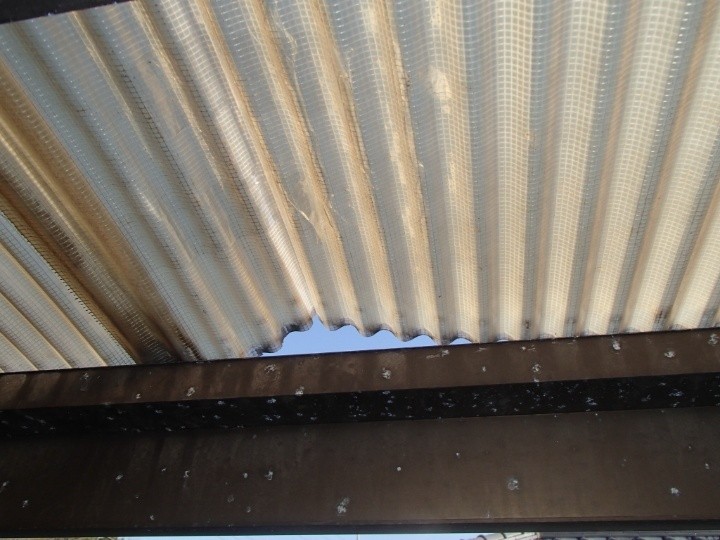 調査写真3：裏側から見た破損