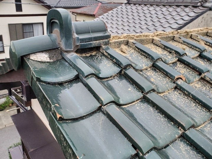 軒先瓦の破損と浮き