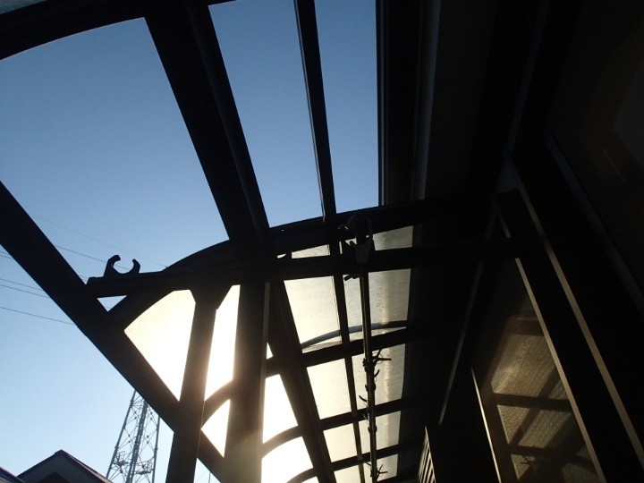 屋根材が抜け落ちたフレームの状態