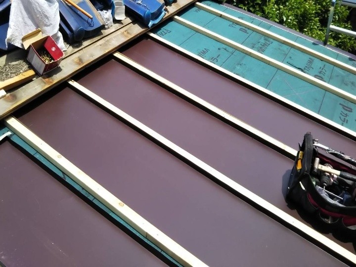 心木とガルバリウム鋼板の設置