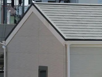 切妻屋根のスレート屋根