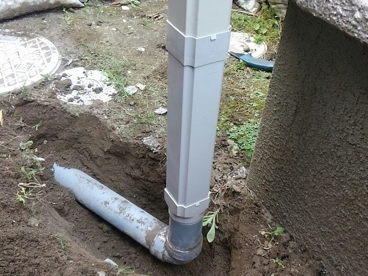 竪樋の再接続と埋め戻し作業