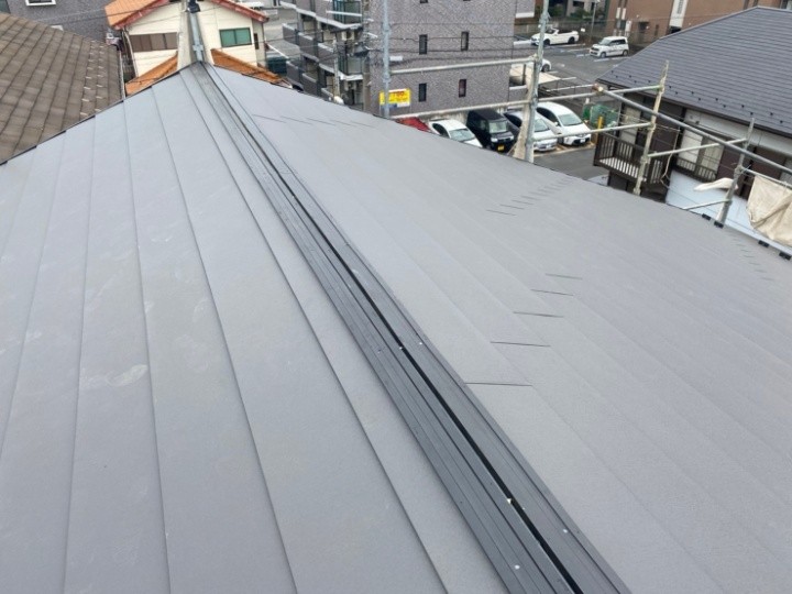 屋根材スーパーガルテクト本体を敷設して樹脂製貫板を設置