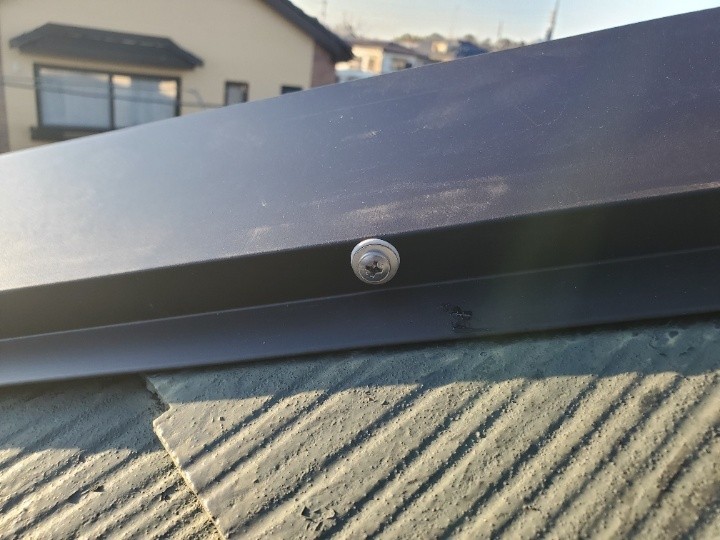 ビスで棟板金をしっかり固定