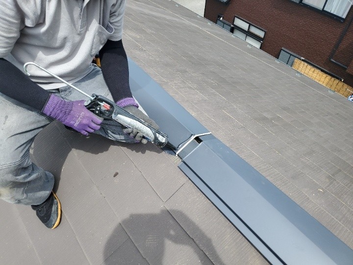 新しい棟板金の取り付け