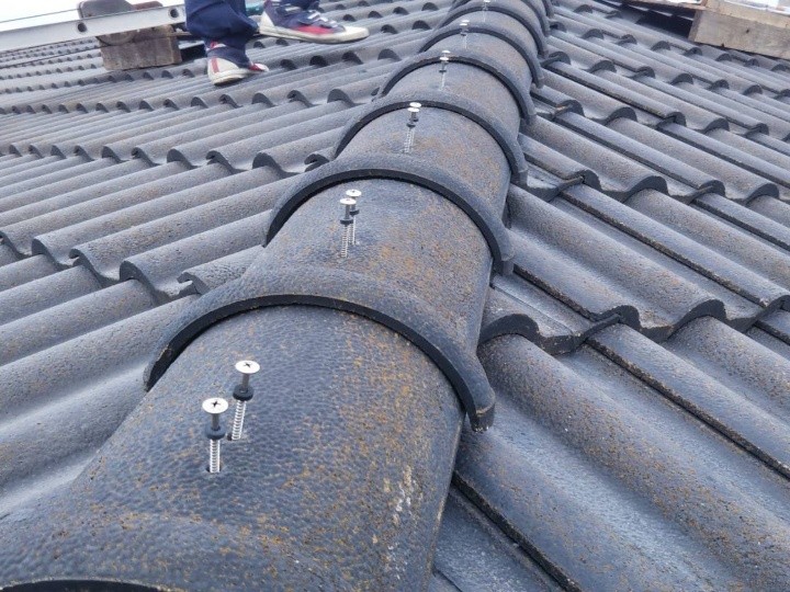 棟瓦の復旧とビス固定