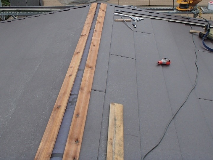 新しい貫板（木材）の設置