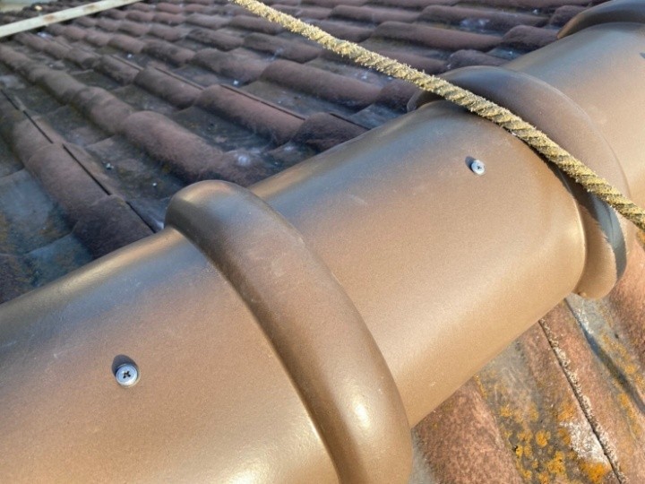 棟瓦の設置とSUSビス固定