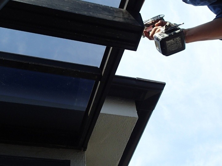 カバー取り付けとビス固定の最終工程