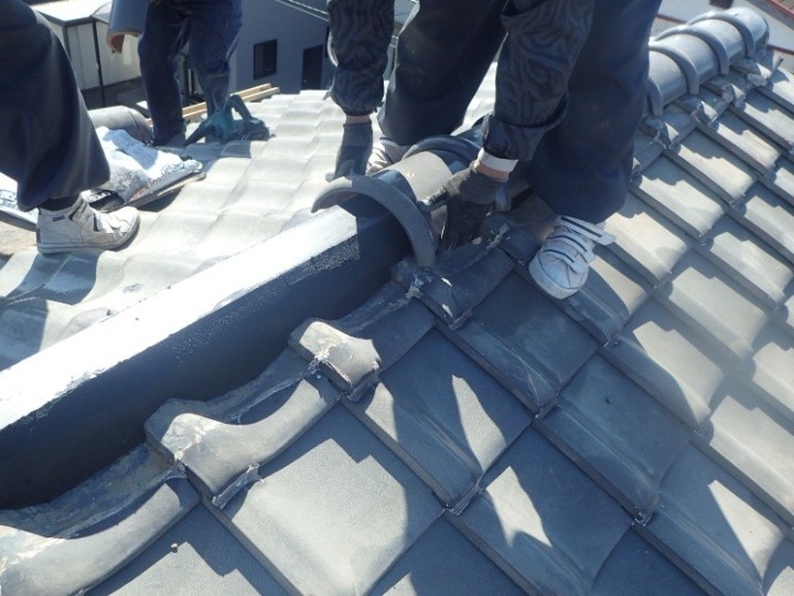 新しい7寸丸冠瓦の設置