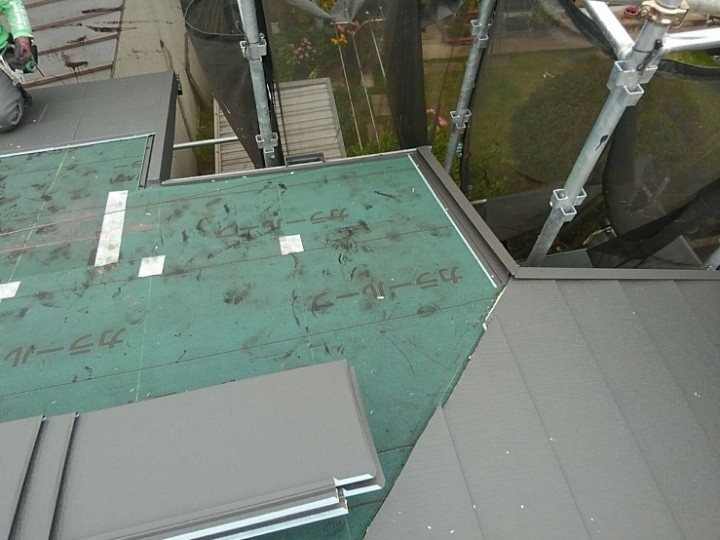 スーパーガルテクトの葺き作業