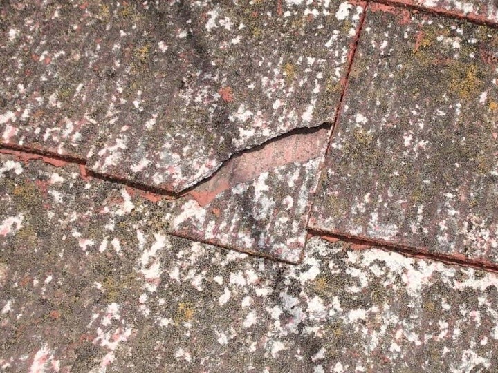 屋根材の割れを確認