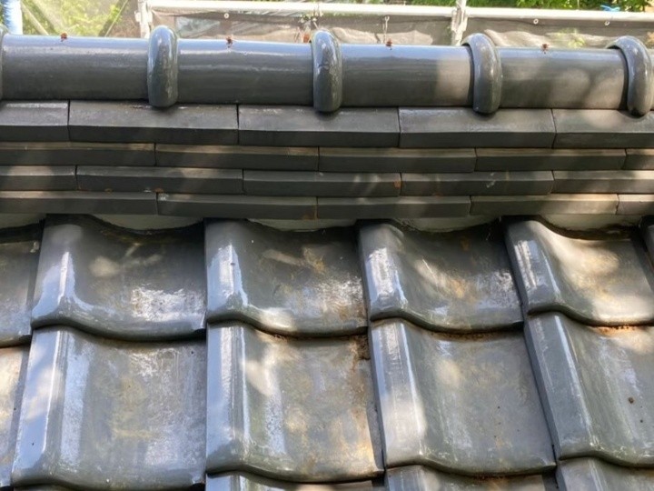 冠瓦の設置と棟全体の固定