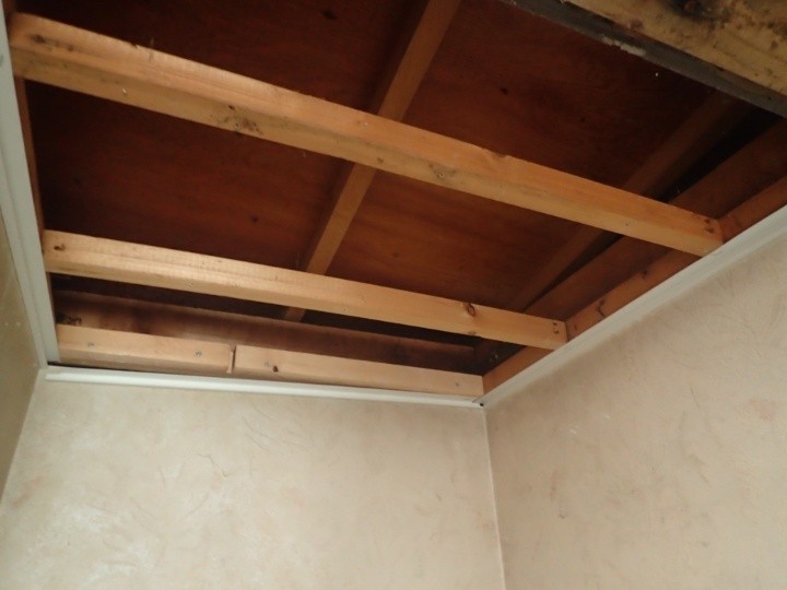 天井材の撤去と下地づくり