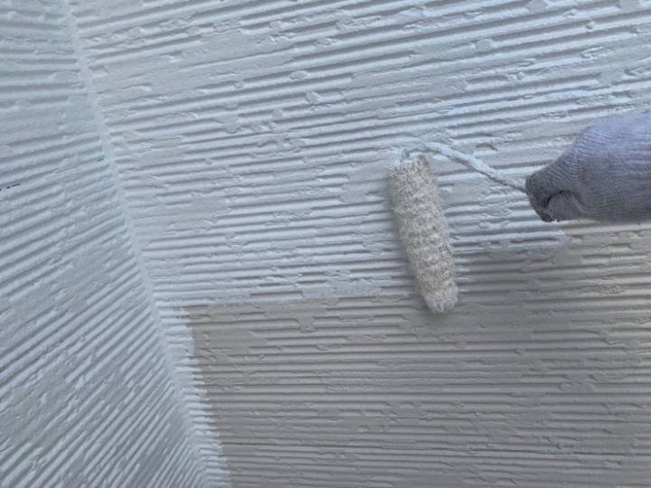 外壁の下塗り作業