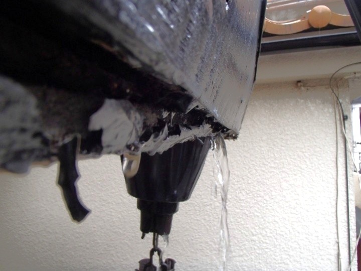 箱樋からの漏水を確認