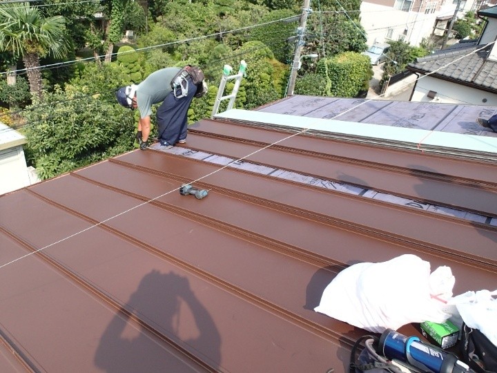 縦葺きスタンビーの施工