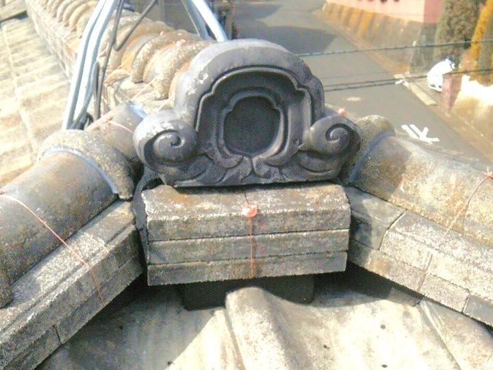 大棟の仕上げと鬼瓦の固定