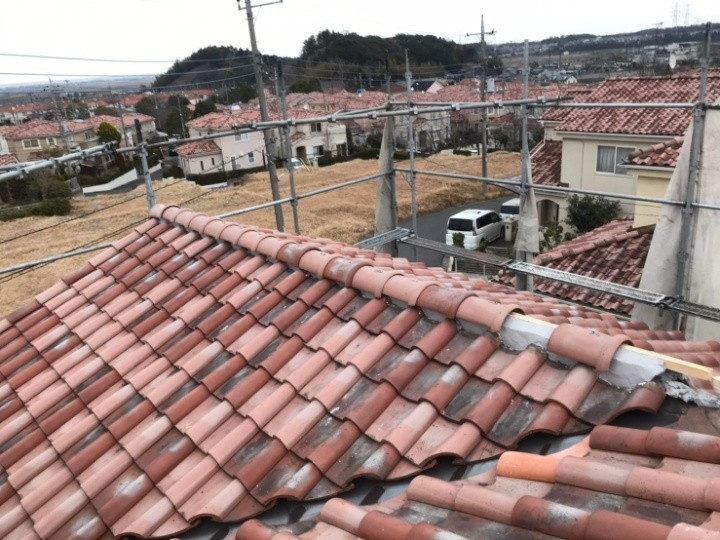 棟瓦の設置と固定作業