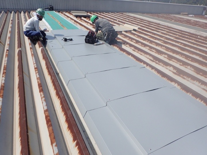 加工した板金の設置作業