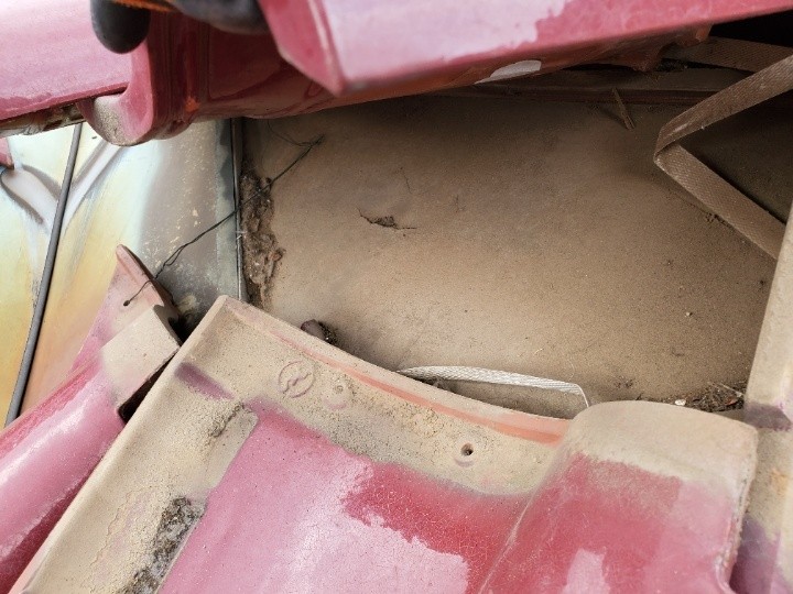 瓦をめくった内部の様子