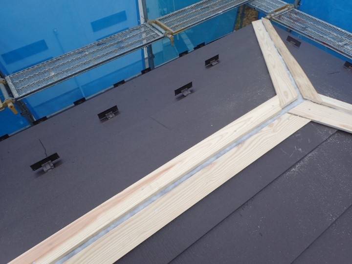 貫板の設置と棟板金の準備