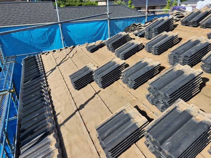 瓦屋根の葺き替え時期と判断基準は？葺き直しとの違いや工事の流れ、メリットを解説