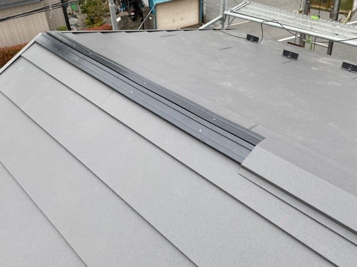 棟板金とタフモック下地の設置