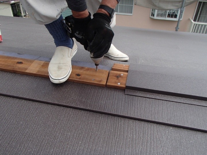 棟板金の設置と仕上げ