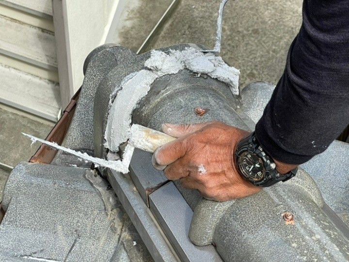 鬼瓦まわりの仕上げ