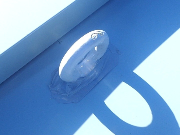 吊り金具まわりのコーキング仕上げ