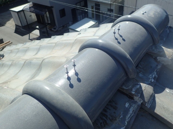 冠瓦のビス固定で強固に仕上げ